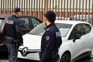 Lascia le chiavi inserite e gli rubano l'auto davanti casa: ladri in fuga abbandonano la vettura