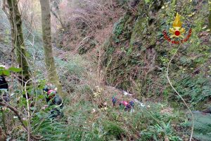Cade con la moto da cross e precipita in un burrone, ferito un giovane