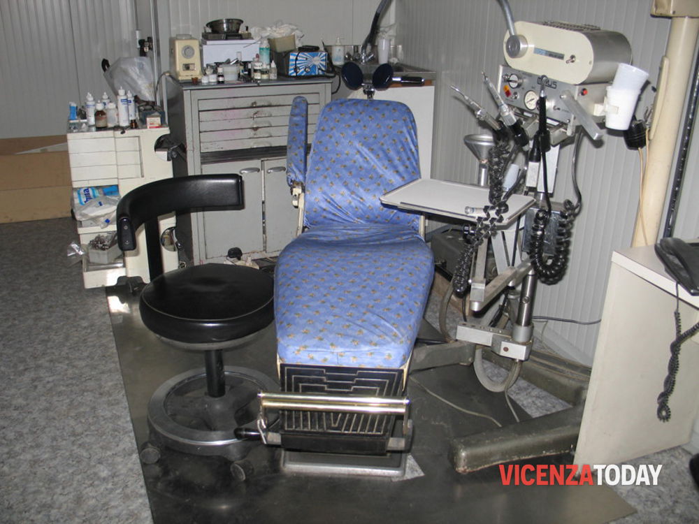 Igienista dentale abusiva: operava senza titolo idoneo