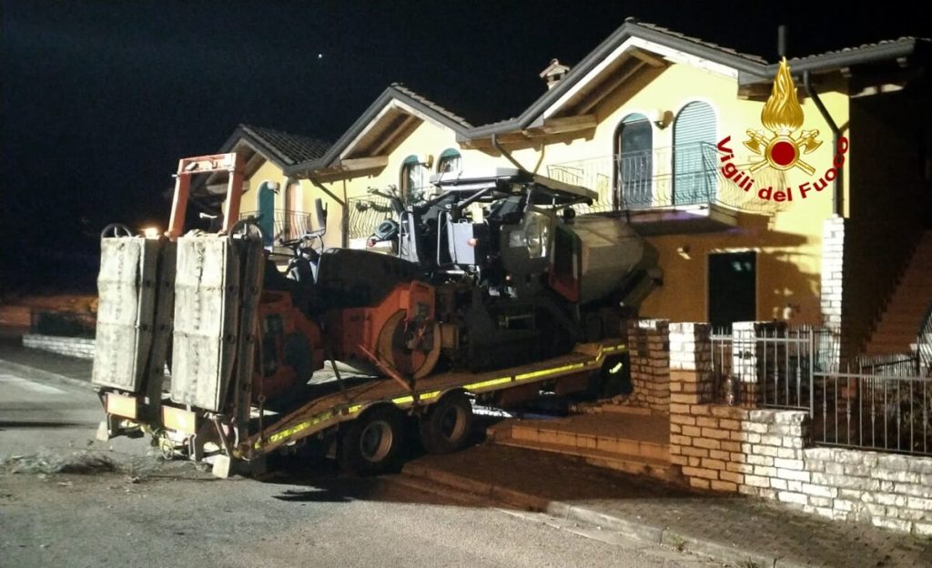 Rimorchio finisce contro un’abitazione