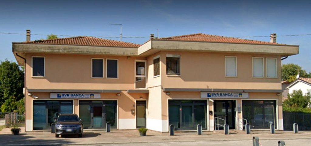 Assalto al bancomat, ladri in fuga con il bottino