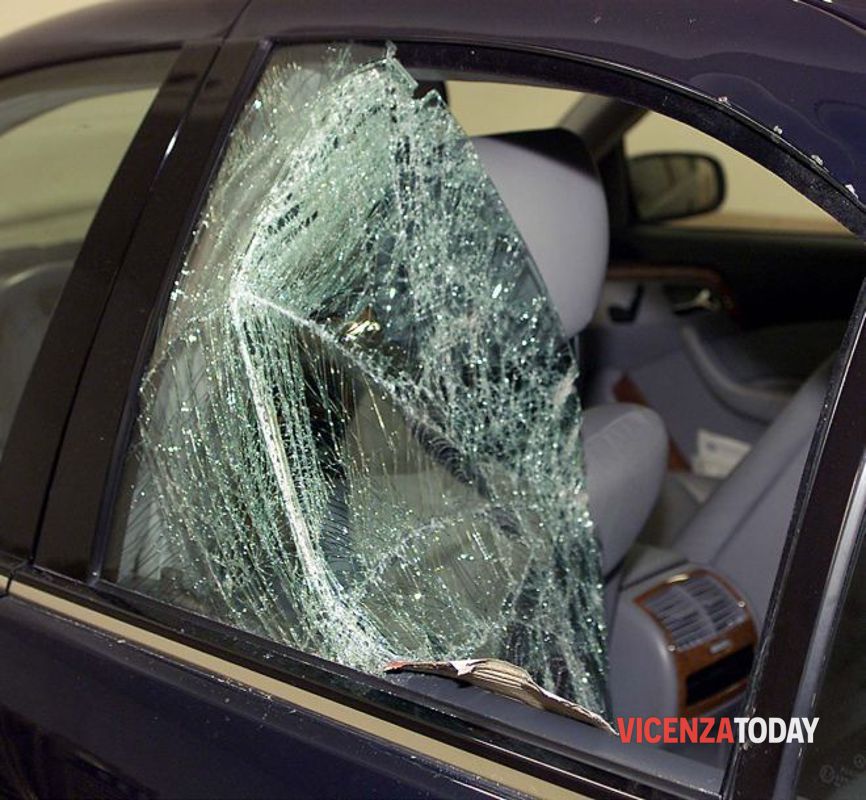 Spacca i finestrini di due auto in sosta, rintracciato dalla polizia
