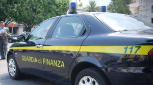Pusher ricercato cerca di scappare dalla finestra del bagno, arrestato dai finanzieri