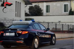 Fuggono all'alt dei carabinieri, folle inseguimento nel Bassanese