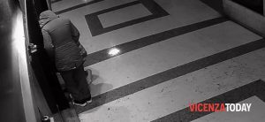 Colpo notturno al bar, furto di 2mila euro: i ladri ripresi dalle telecamere (VIDEO)