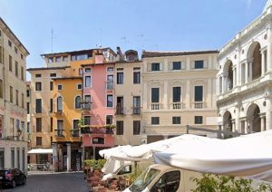 Riconosciuta in centro storico dopo il furto in abitazione, denunciata 25enne