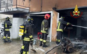Divampa l'incendio nel garage: bruciato tutto il contenuto depositato