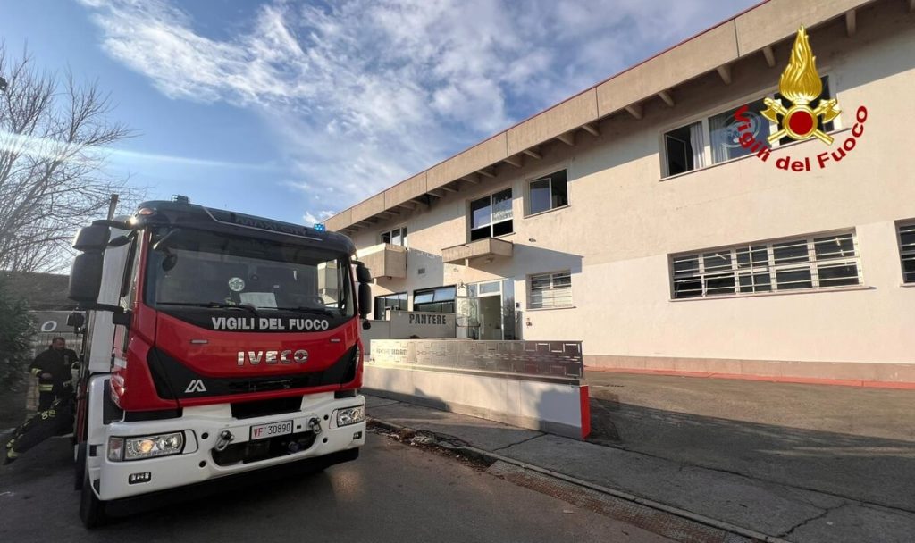 Fiamme all'istituto di security, intervento dei Vigili del fuoco