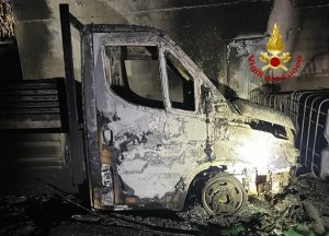 Incendio al magazzino edile, mezzi distrutti dalle fiamme
