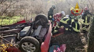 Auto esce di strada e si ribalta: ferita la conducente