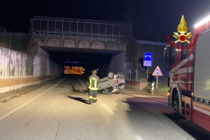 Schianto tra auto, una si rovescia: ferito il conducente