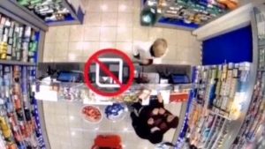 Rapina in farmacia con una siringa, arrestato dalla polizia locale