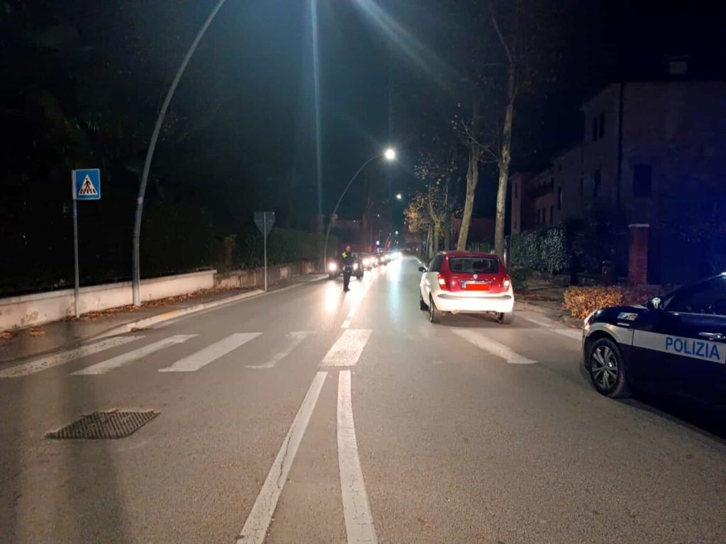 Ragazzina investita da un'auto mentre attraversa la strada