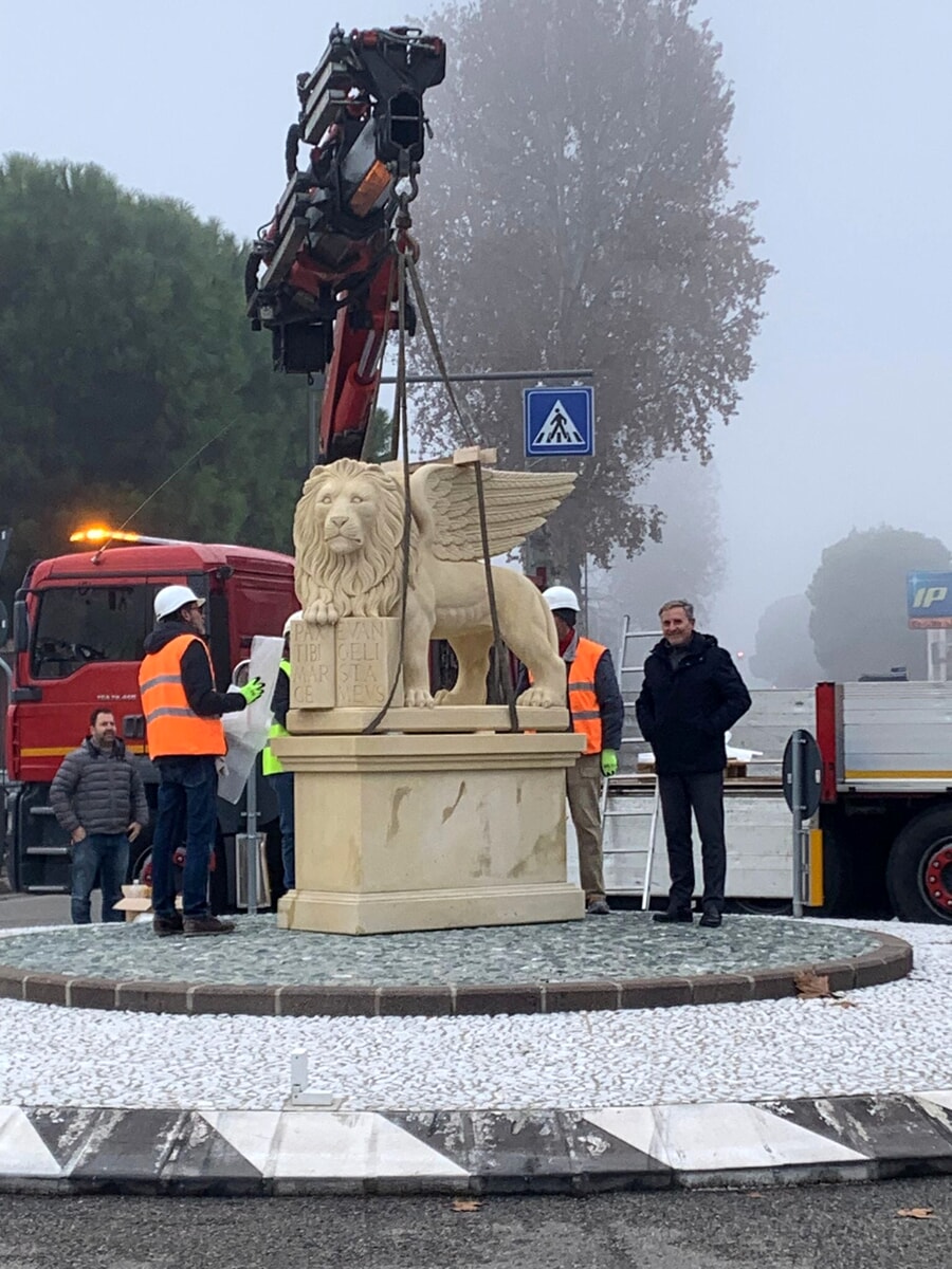 La statua distrutta in incidente, il leone alato torna sul rondò di viale Europa