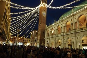 Natale 2023, accese le luminarie in centro e nei quartieri