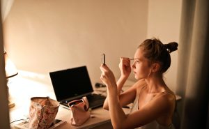 Idee make up Natale: beauty tips e idee per un trucco di tendenza