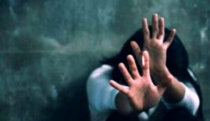 Ubriaco, minaccia e picchia la moglie davanti ai figli: arrestato