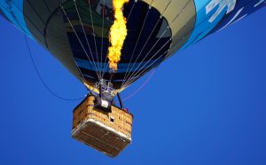 Mongolfiera atterra alla base militare, scatta il piano anti terrorismo: erano solo turisti