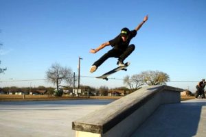 Insoddisfatto del percorso, skater insulta se stesso i passanti e gli edifici: arriva la polizia 
