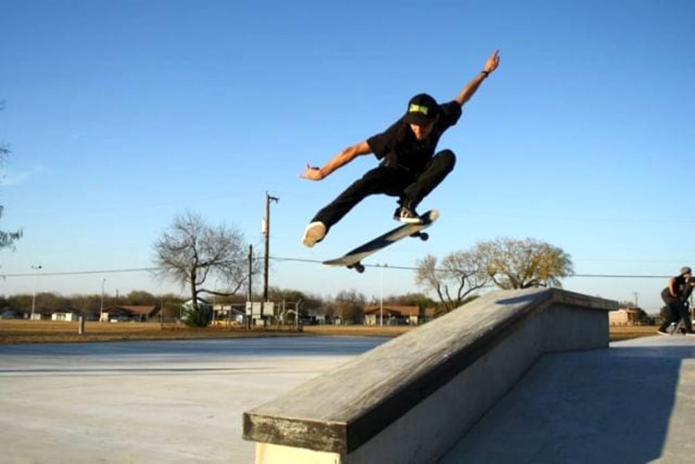 Insoddisfatto del percorso, skater insulta se stesso i passanti e gli edifici: arriva la polizia