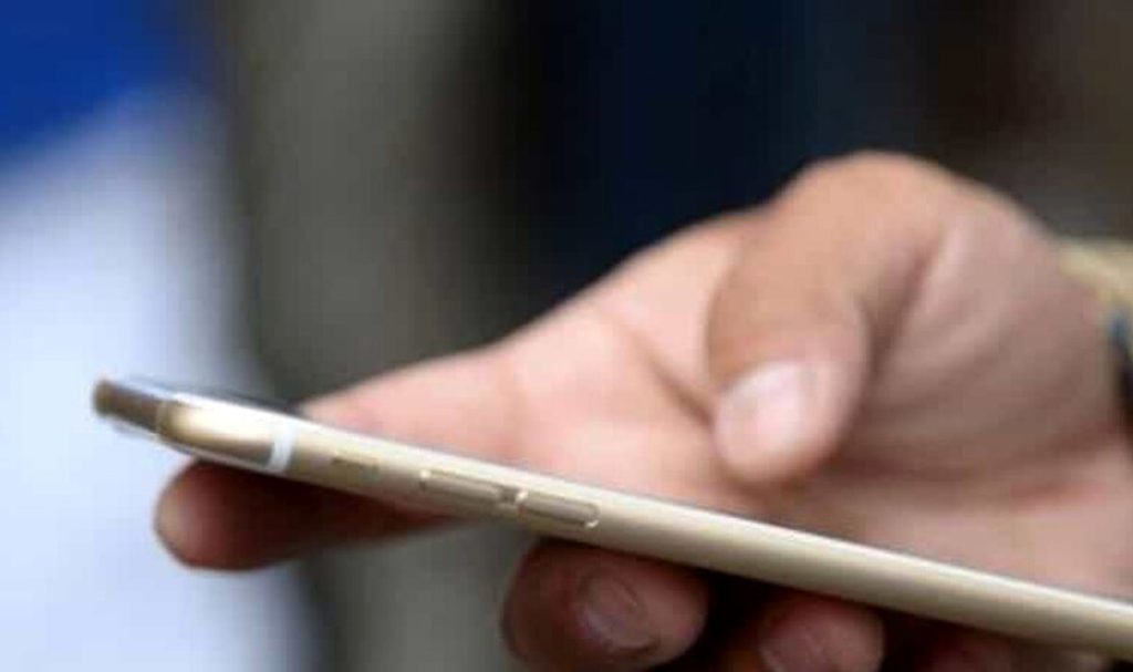 Compra due telefoni cellulari ma nella scatola c’è solo sale