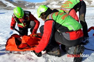 Scivola sul ghiaccio e sbatte la testa, 25enne recuperato dal Soccorso alpino