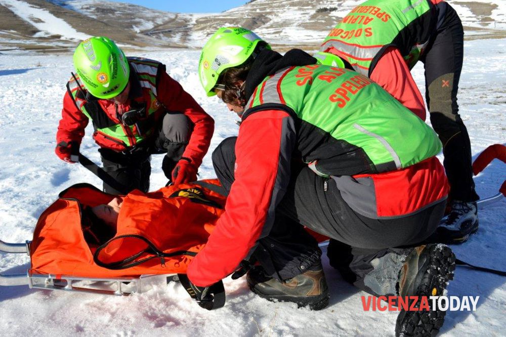 Scivola sul ghiaccio e sbatte la testa, 25enne recuperato dal Soccorso alpino