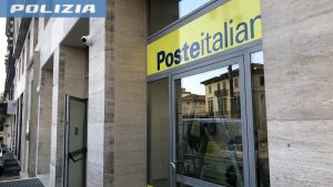 Crea scompiglio all'ufficio postale e aggredisce i poliziotti: denunciato