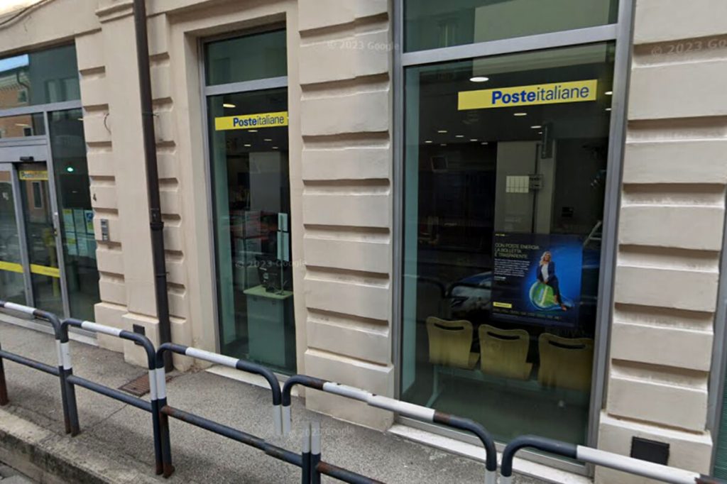 Evade dai domiciliari e tenta la rapina all'ufficio postale: arrestato