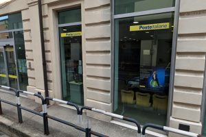 Evade dai domiciliari e tenta la rapina all'ufficio postale: arrestato