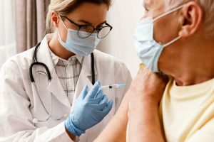 Vaccinazione anti Covid, posti esauriti per sabato: si replica prima di Natale e a gennaio