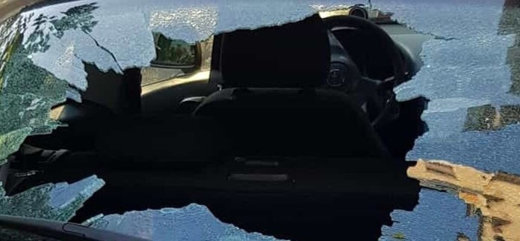 Sorpreso mentre infrange il vetro di un'auto, 30enne fermato da un cittadino fino all'arrivo della polizia