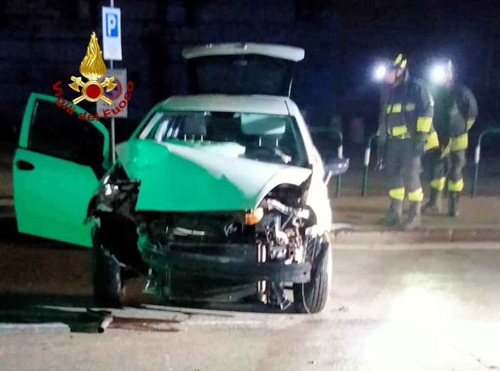 Auto urta un palo e finisce contro un altro mezzo: illesi i conducenti