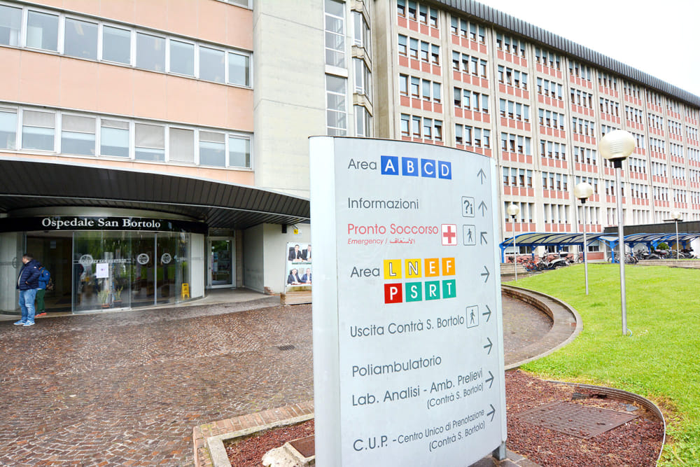 Anziana travolta da un'auto mentre attraversa la strada: muore dopo il ricovero in ospedale
