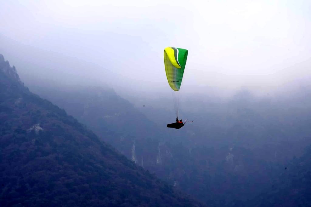 Arresto cardiaco mentre atterra con il parapendio: grave il presidente dell'aereoclub