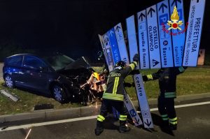 Viale Margherita contromano, si schianta con l'auto contro la segnaletica stradale e scappa