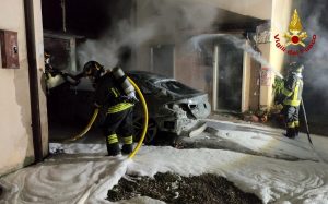 L'auto prende fuoco, rischia di bruciare anche la casa