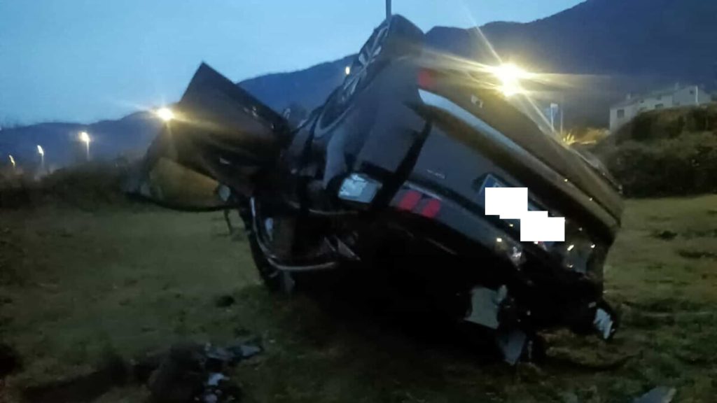 Ubriachi al volante non si fermano all'alt dei carabinieri e finiscono contro un muretto