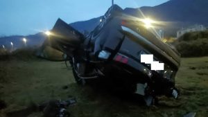 Ubriachi al volante non si fermano all'alt dei carabinieri e finiscono contro un muretto