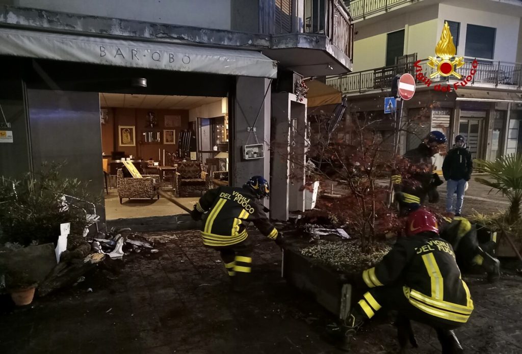 Sfonda la vetrina di un bar con l'auto e fugge