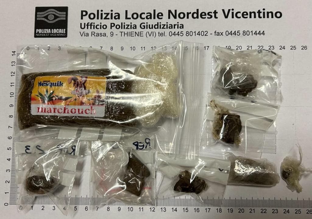Tenta di gettare un panetto di hashish, 21enne scappa e aggredisce gli agenti: arrestato