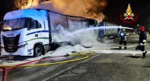 Brucia il carico di un camion, area transennata