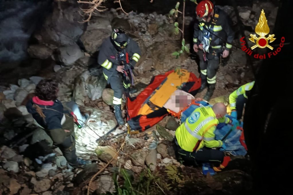 Scivola sul ghiaccio e finisce in un dirupo 12 metri più in basso