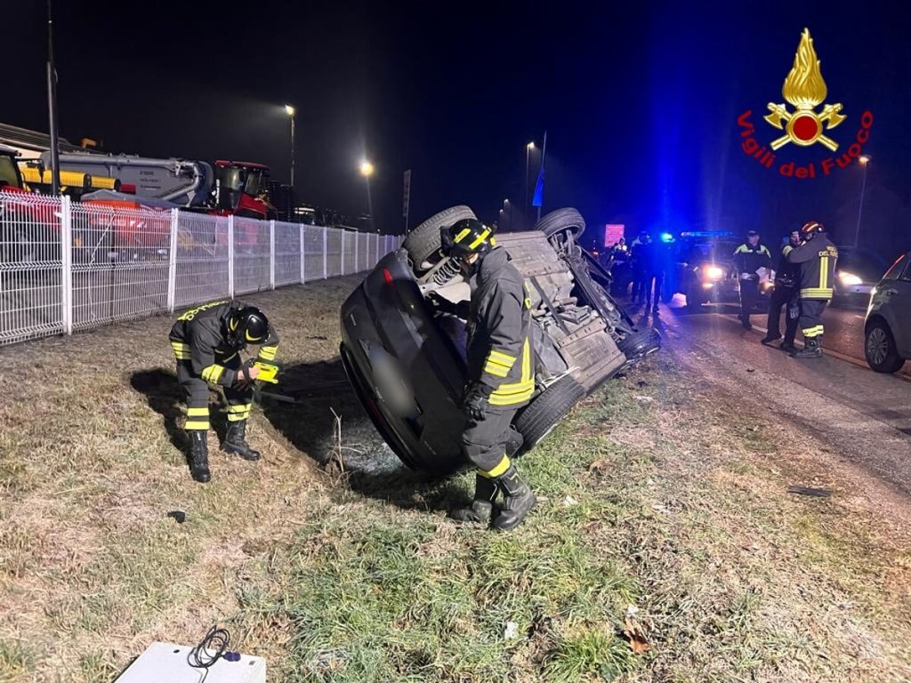 Perde il controllo dell'auto e finisce fuori strada, ferito il conducente 