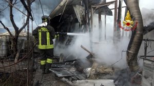 Rogo in zona industriale: colonna di fumo visibile da lontano