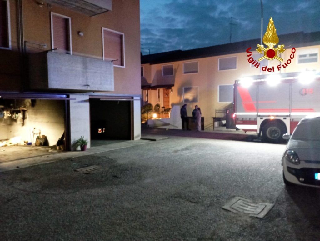 Principio di incendio in un garage