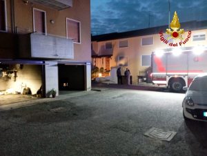 Principio di incendio in un garage
