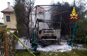 Camper distrutto dalle fiamme, scoppia una bombola gpl