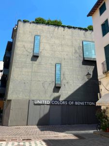 Piazzetta San Giacomo, la stonatura grigia del negozio Benetton nel cuore di Vicenza