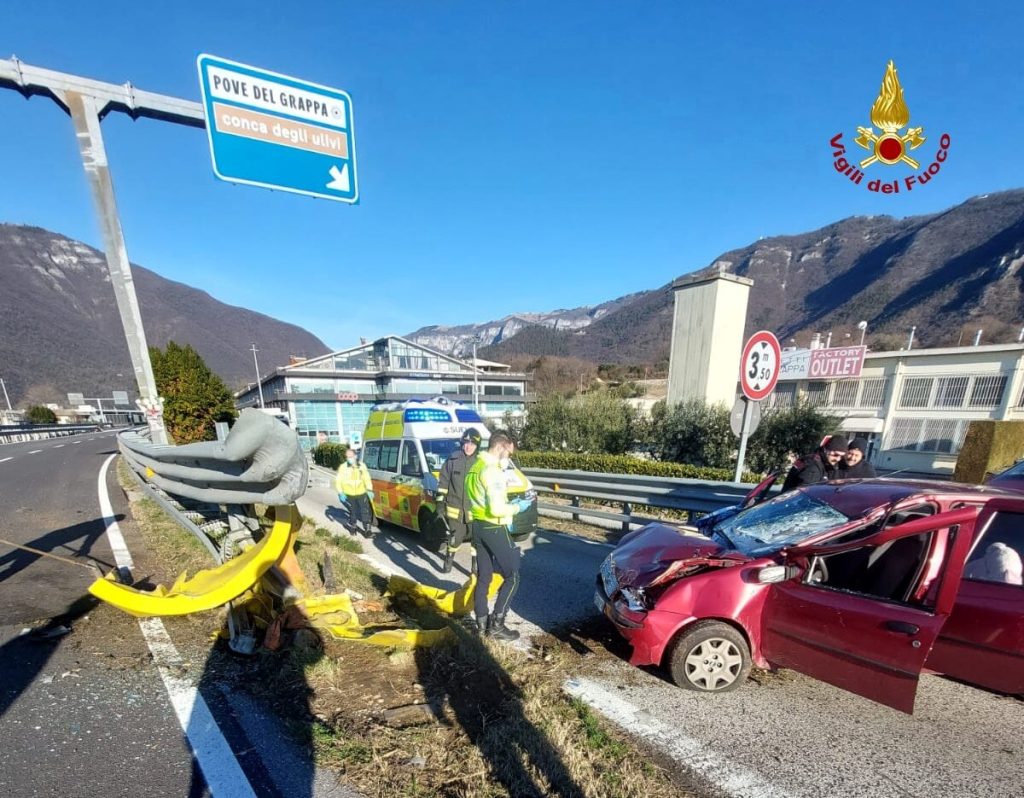 Si schianta con l'auto contro la cuspide del guardrail, ferita giovane donna